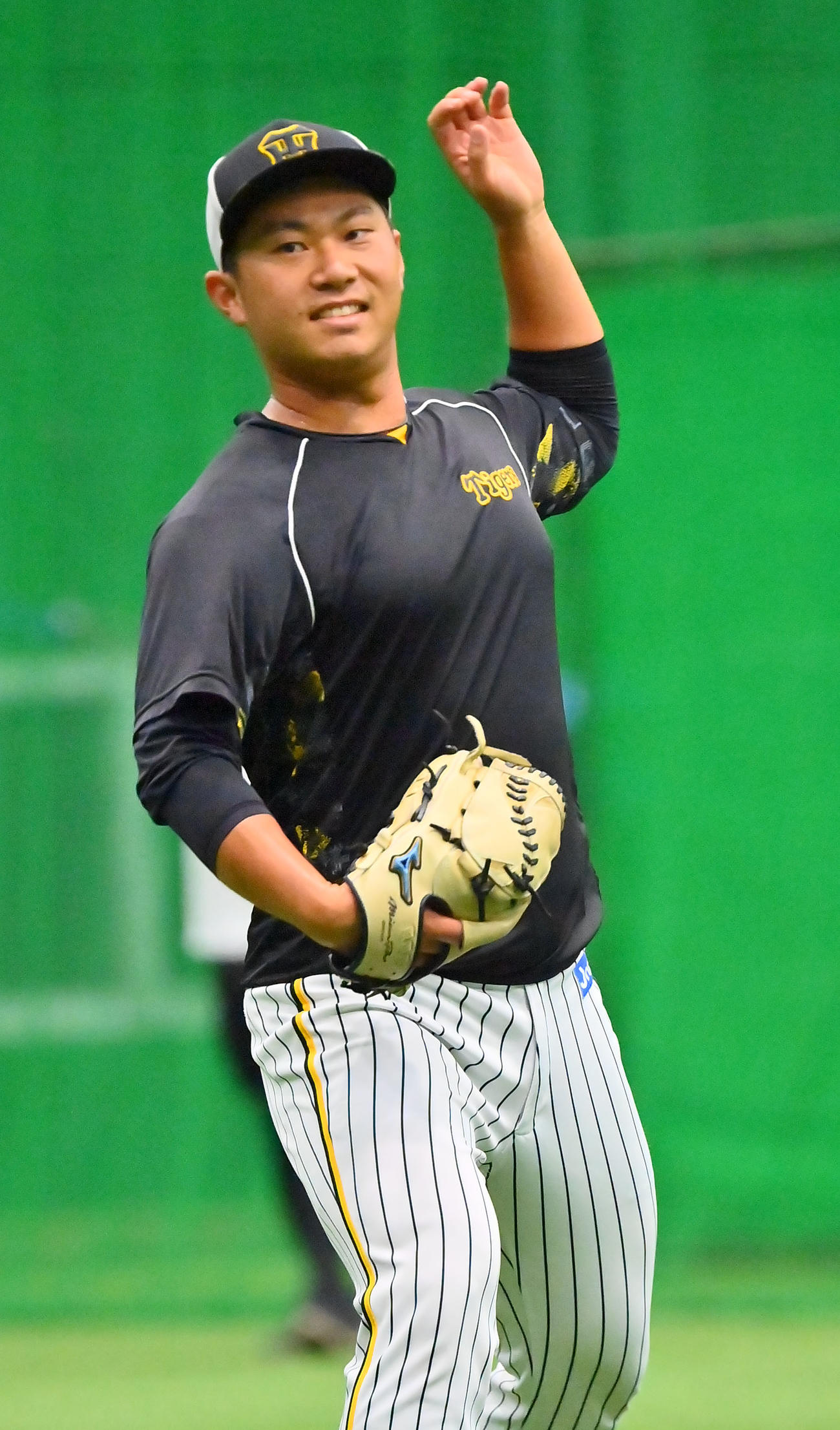 甲子園の室内練習場で投内連係を行う桐敷（撮影・和賀正仁）