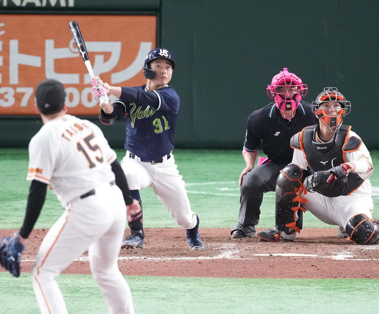 5月8日、巨人戦の9回に逆転の2点適時二塁打を放つ山崎晃大朗。投手大勢