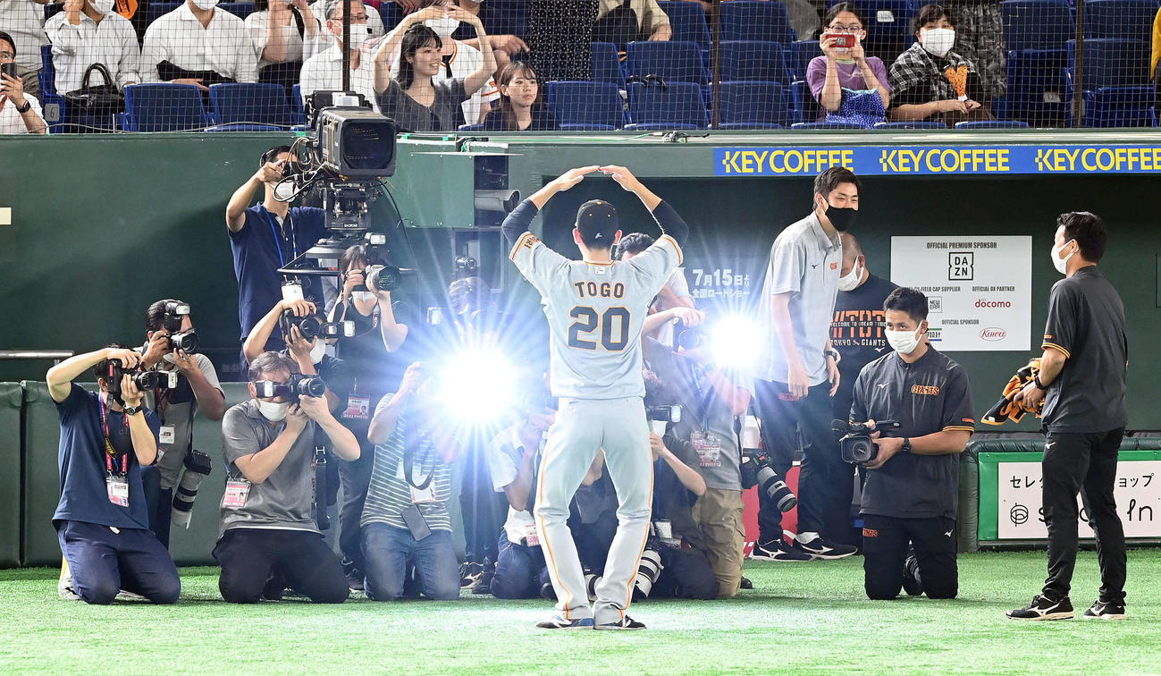 巨人対ヤクルト　今季8勝目を挙げポーズを決める巨人戸郷（撮影・たえ見朱実）