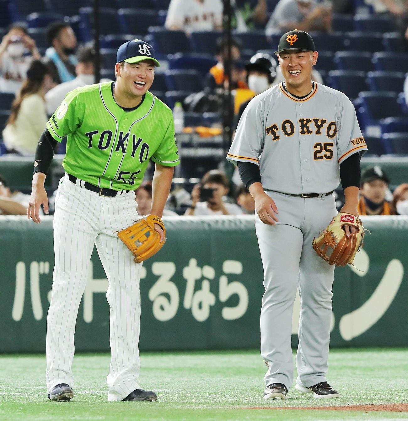 巨人対ヤクルト　試合前、笑顔で会話するヤクルト村上（左）と巨人岡本和（撮影・河田真司）