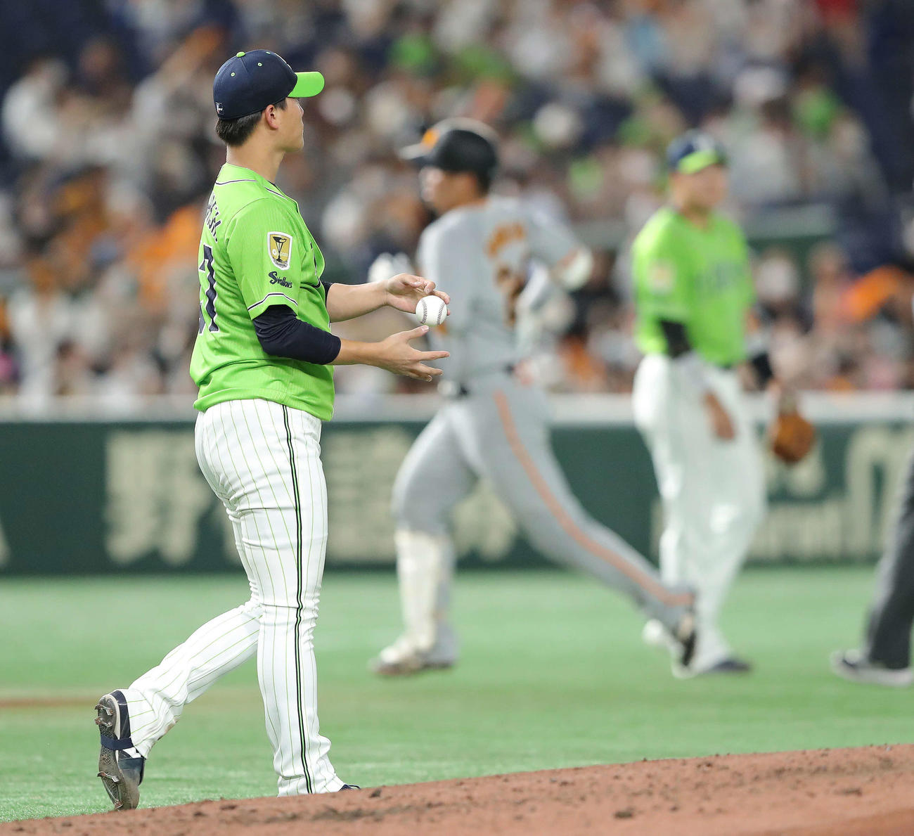 巨人対ヤクルト　4回裏巨人無死、大城（後方左）に左中間ソロ本塁打を浴びる高橋（撮影・河田真司）