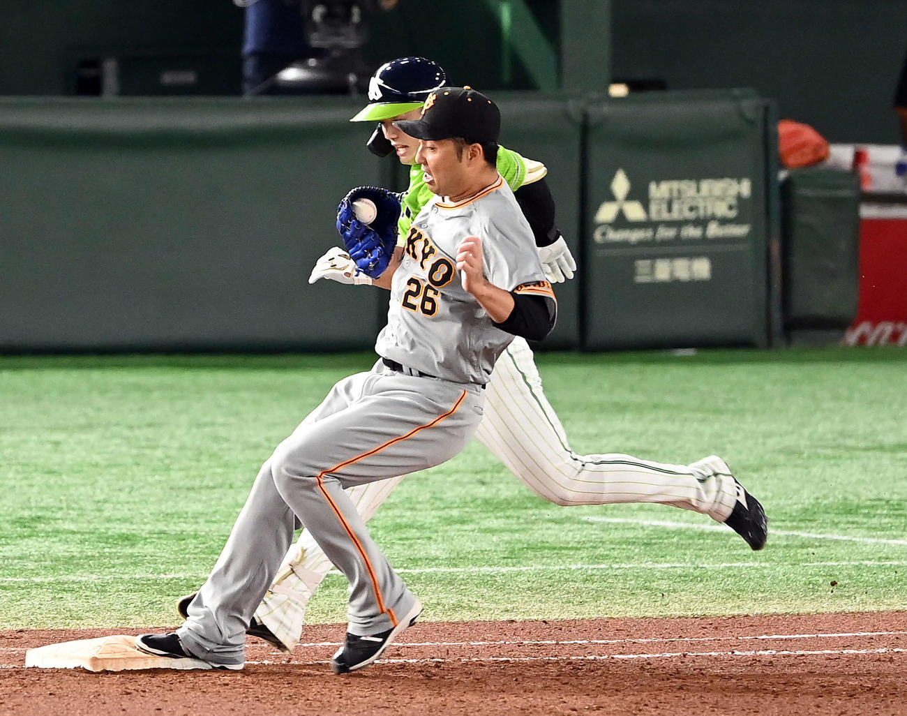 巨人対ヤクルト　7回表ヤクルト無死、長岡を一ゴロに仕留めベースカバーに入る今村（撮影・たえ見朱実）