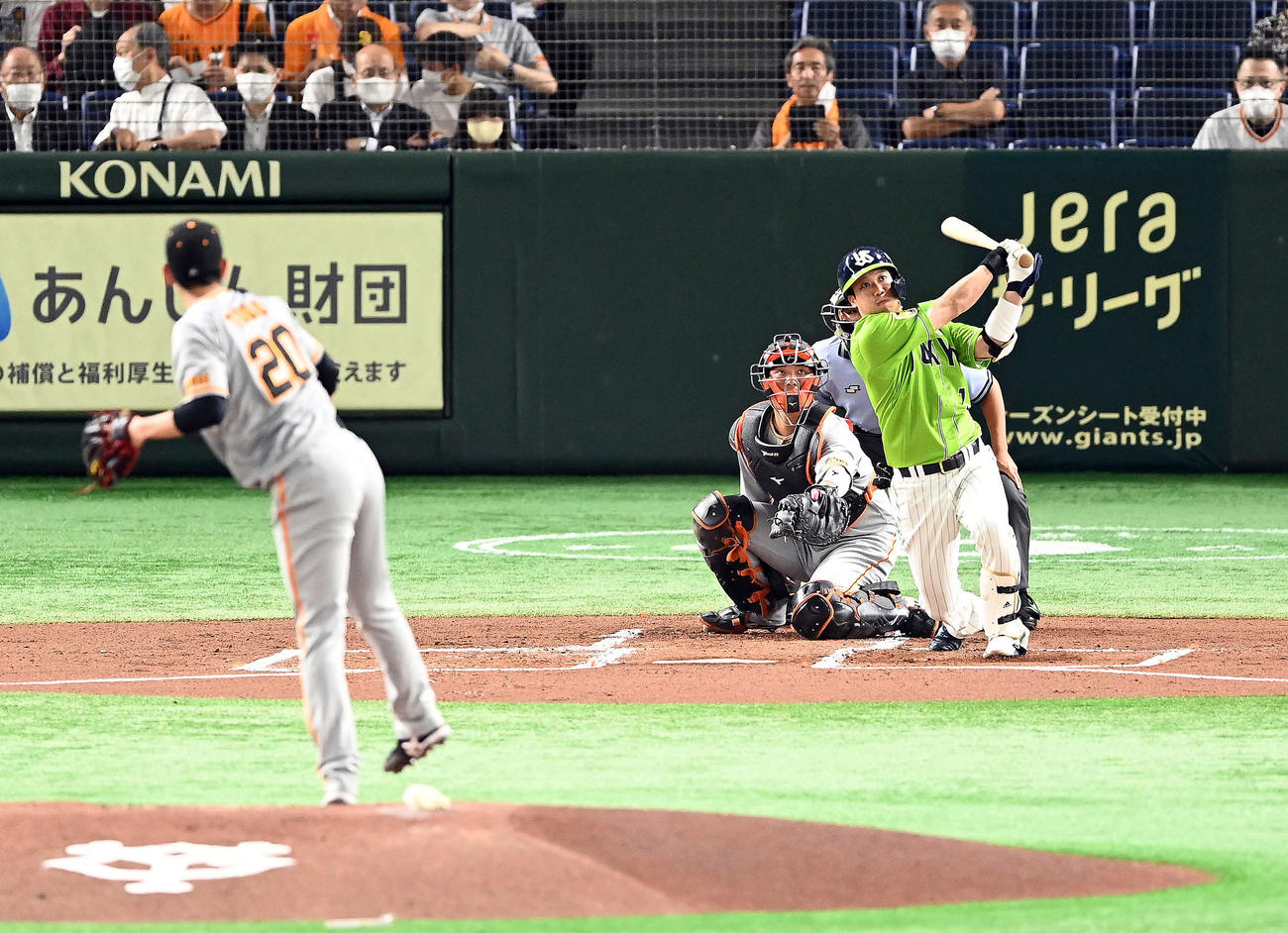 巨人対ヤクルト　1回表ヤクルト無死一、三塁、左犠飛を放つ山田。投手戸郷（撮影・たえ見朱実）