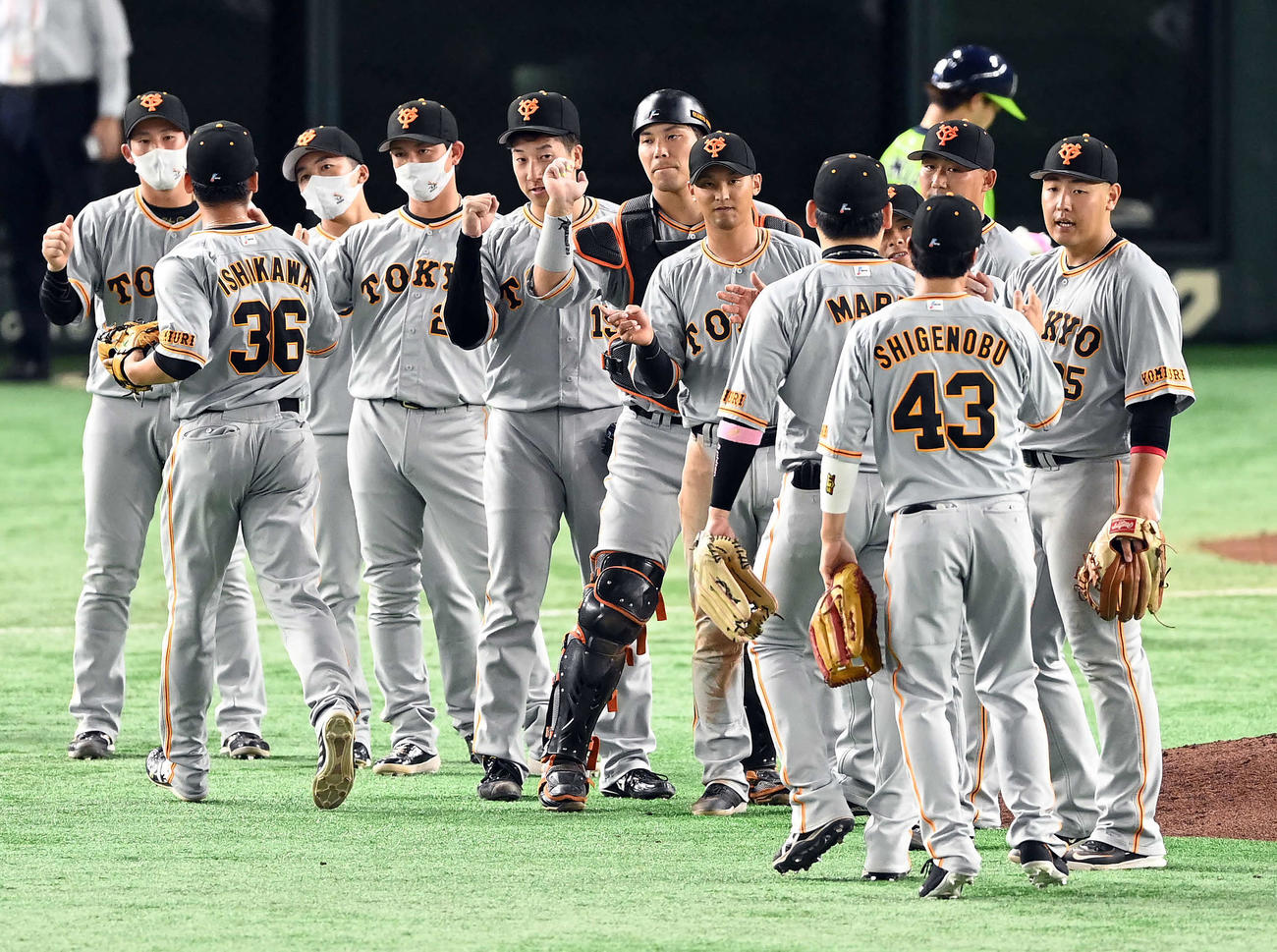 巨人対ヤクルト　ヤクルトに勝利した巨人（撮影・たえ見朱実）