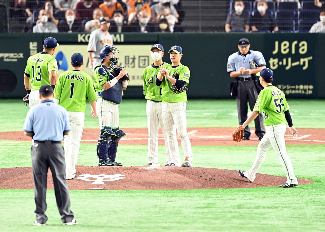 巨人対ヤクルト　1回裏、巨人に勝ち越しを許し、ナインに声をかけられるヤクルトの先発高橋（撮影・たえ見朱実）