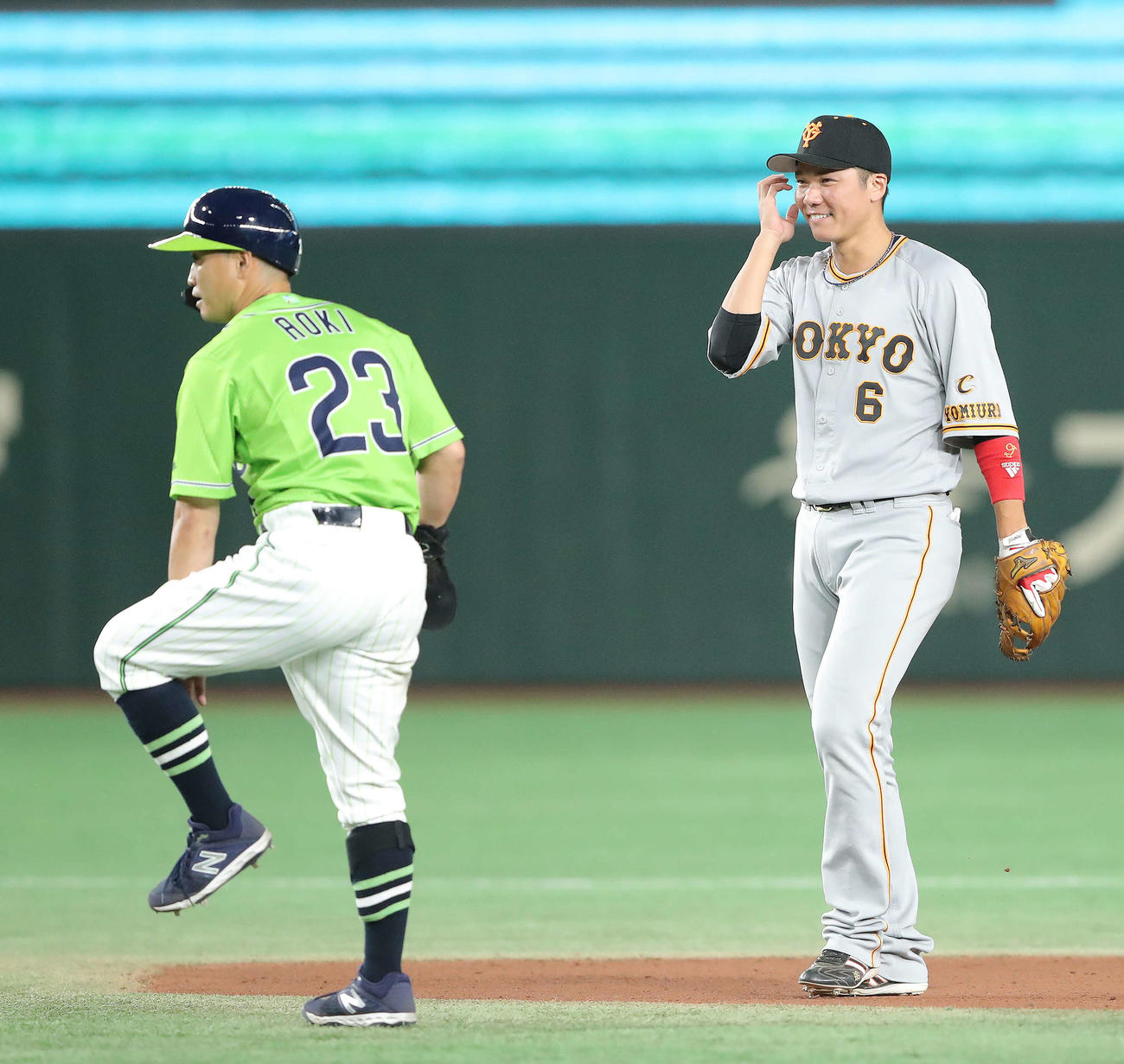 巨人対ヤクルト　6回表ヤクルト無死一、二塁、中村の二ゴロで飛び出す二塁手青木（左）を併殺に抑え、笑みを浮かべる坂本（撮影・河田真司）