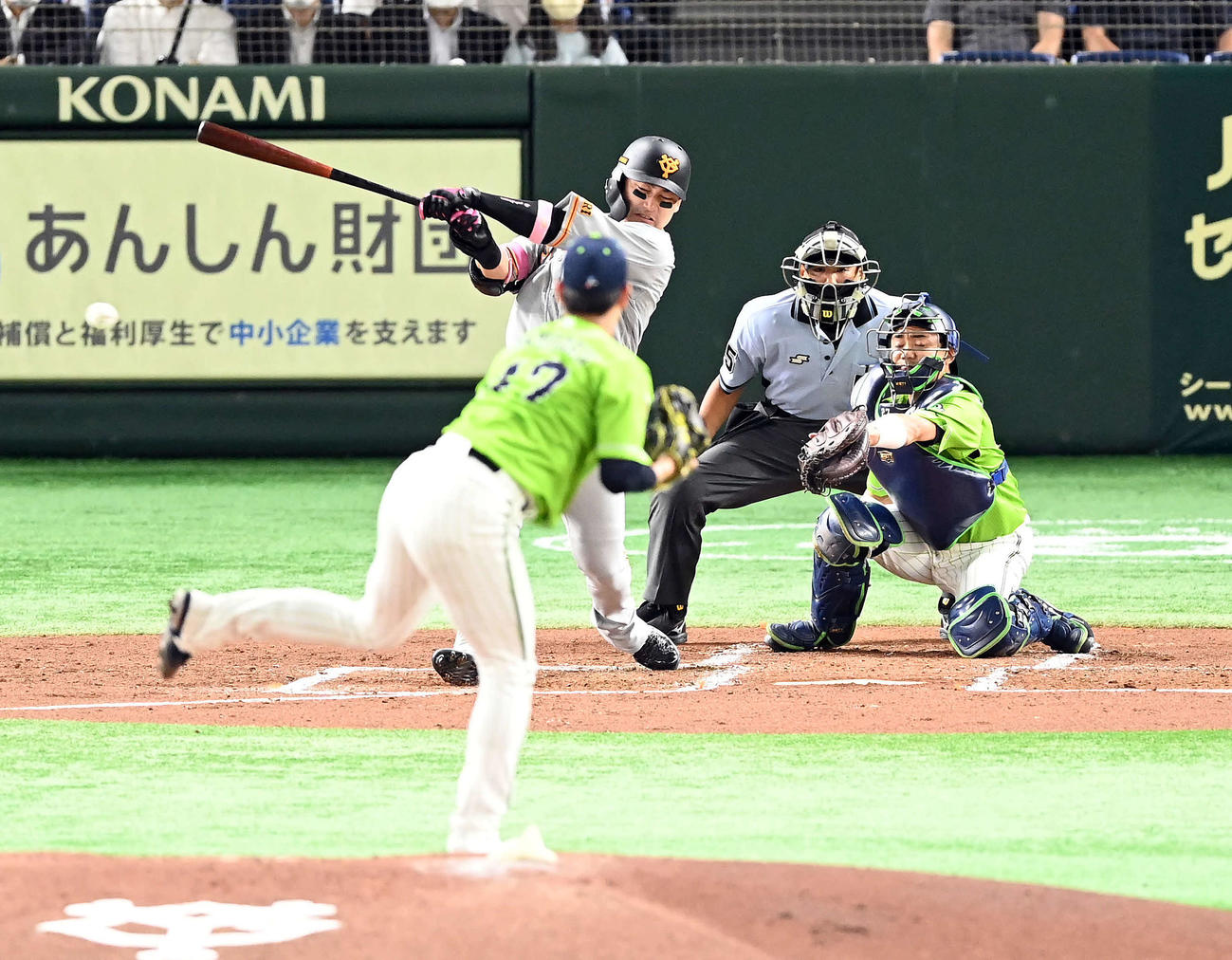 巨人対ヤクルト　1回裏巨人無死一、二塁、右前に同点の適時打を放つ丸（撮影・たえ見朱実）