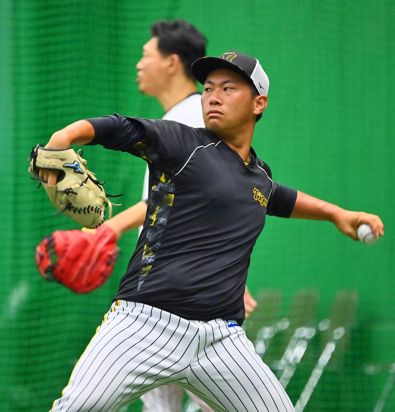 室内練習場でキャッチボールする桐敷（撮影・和賀正仁）