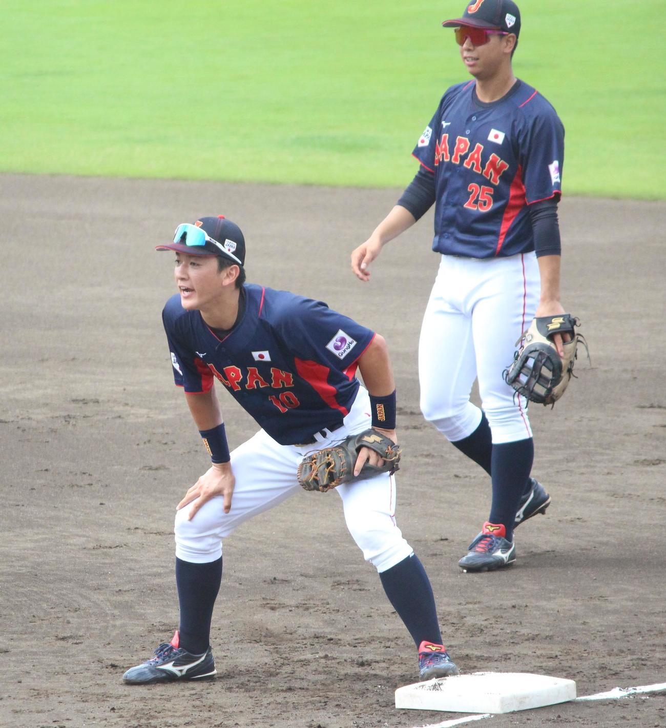 シートノックで一塁に入った大学日本代表・山田内野手（手前）（撮影・保坂恭子）
