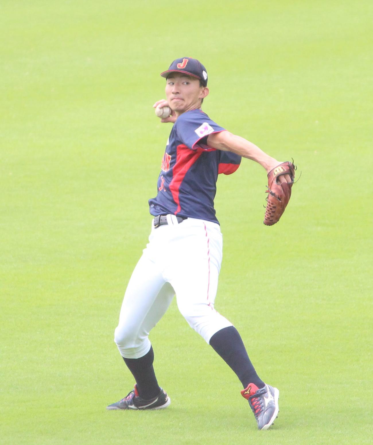 キャッチボールをする大学日本代表・荘司投手（撮影・保坂恭子）