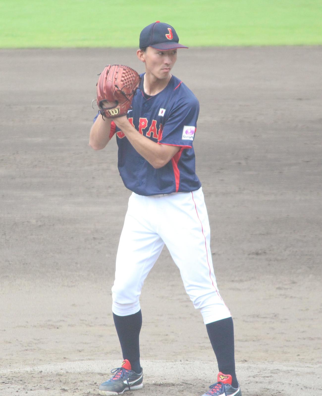 内野手との連携を確認するためマウンドに立った大学日本代表・荘司投手（撮影・保坂恭子）