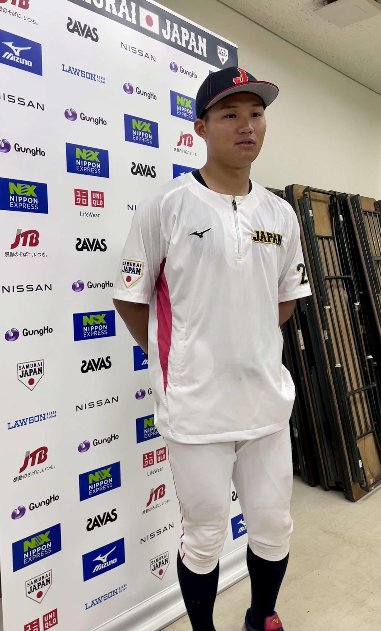 取材に応じる大学日本代表・森下外野手（撮影・保坂恭子）
