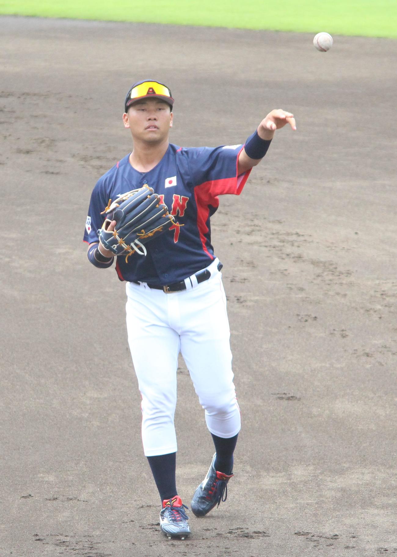 キャッチボールをする大学日本代表・蛭間外野手（撮影・保坂恭子）