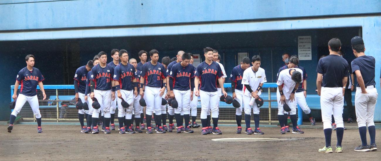 練習をサポートした東海大の選手にお礼を伝える大学日本代表の選手たち（撮影・保坂恭子）