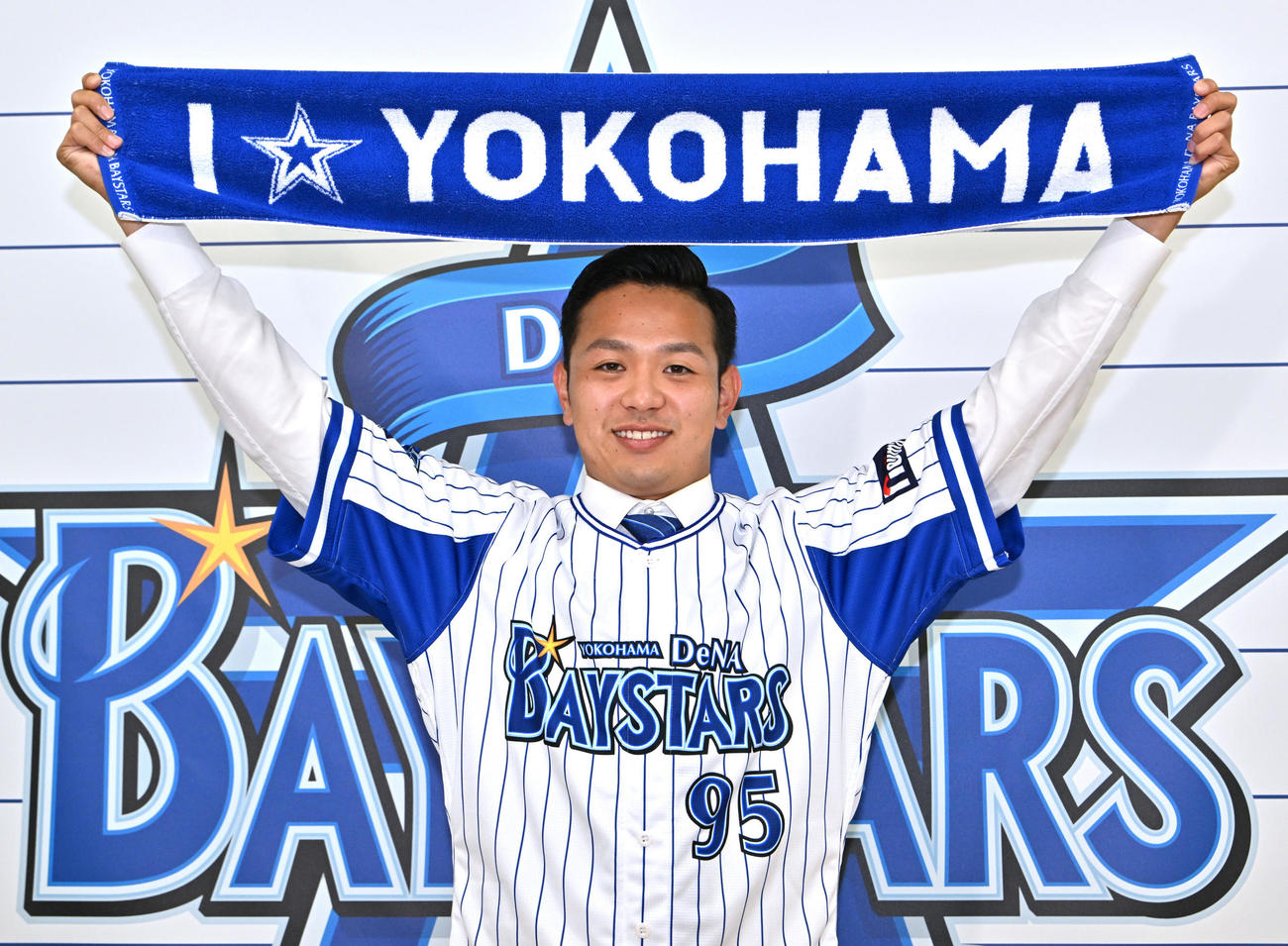 支配下登録され、笑顔でポーズをとるDeNA石川達也（2022年6月23日撮影）