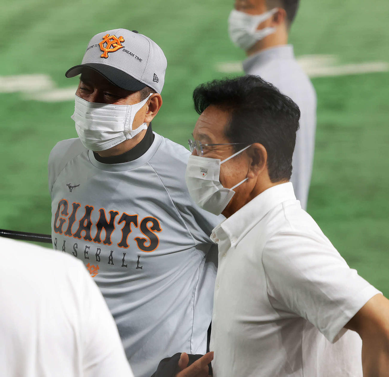 巨人対ヤクルト　試合前、言葉を交わす巨人原監督（左）と侍ジャパン栗山監督（撮影・河田真司）