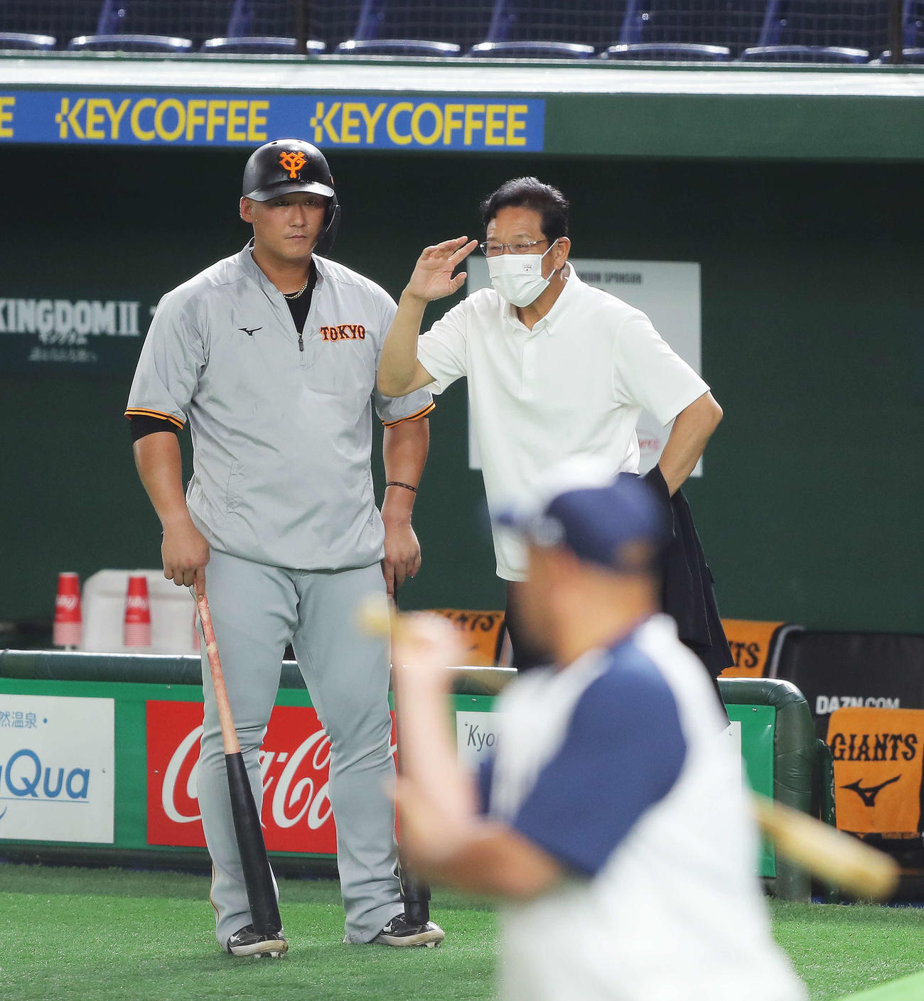 巨人対ヤクルト　試合前、言葉を交わす巨人中田（左）と侍ジャパン栗山監督（撮影・河田真司）
