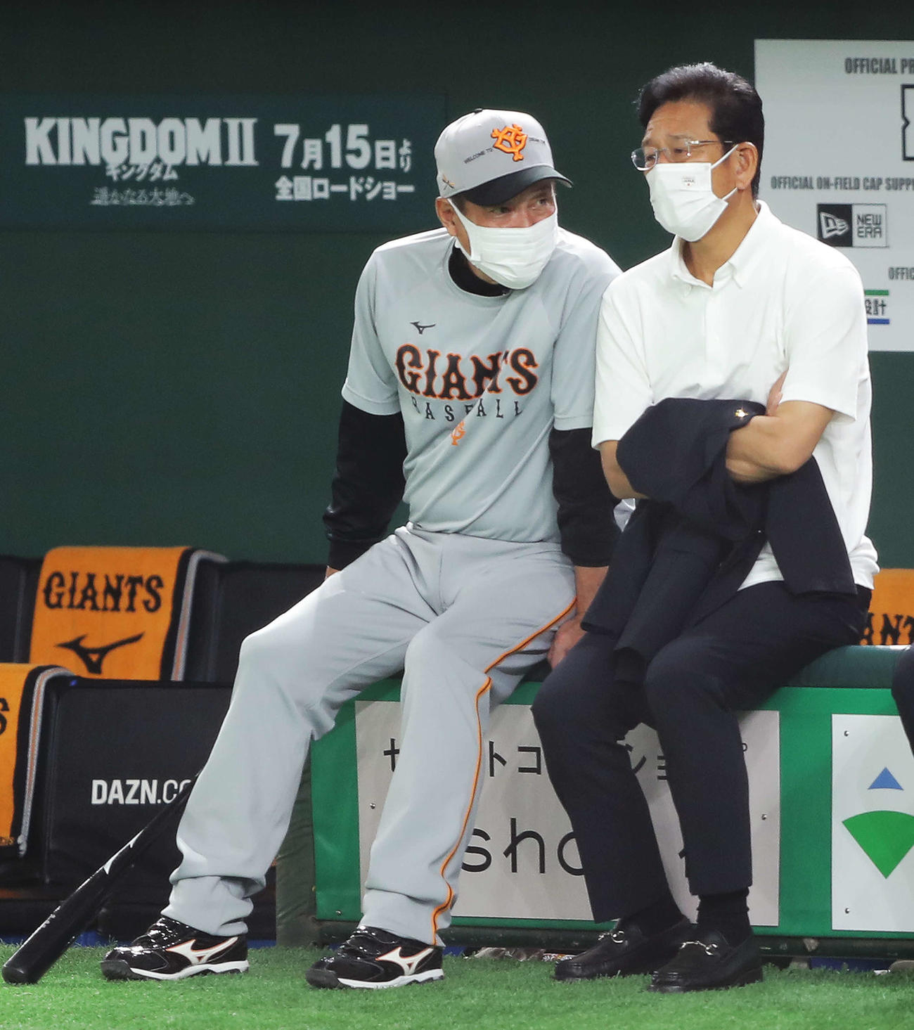 巨人対ヤクルト　試合前、言葉を交わす巨人原監督（左）と侍ジャパン栗山監督（撮影・河田真司）