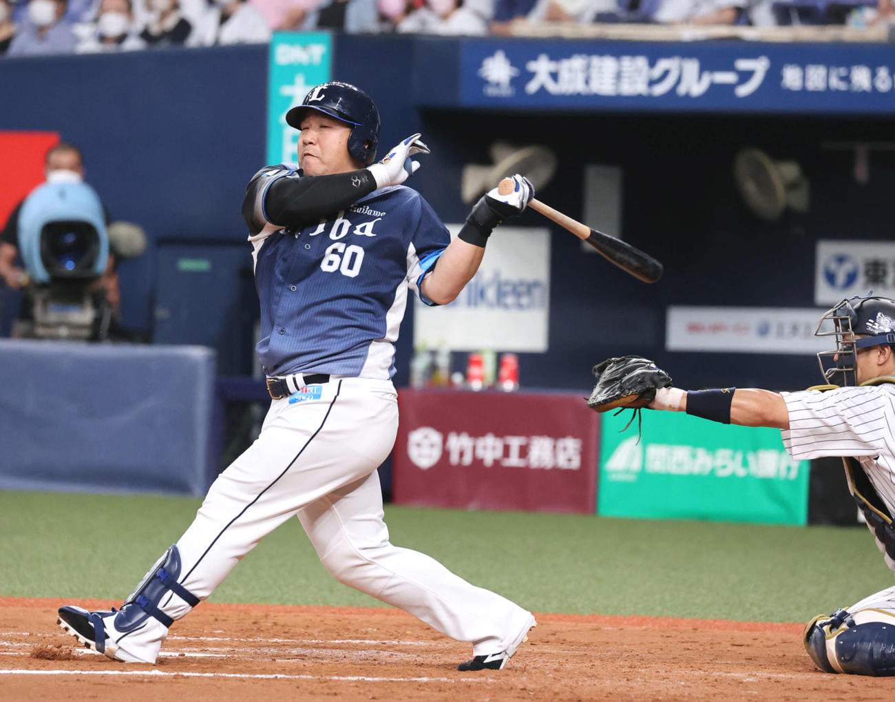 8回表西武2死二塁、中村は空振り三振に倒れる（撮影・渦原淳）