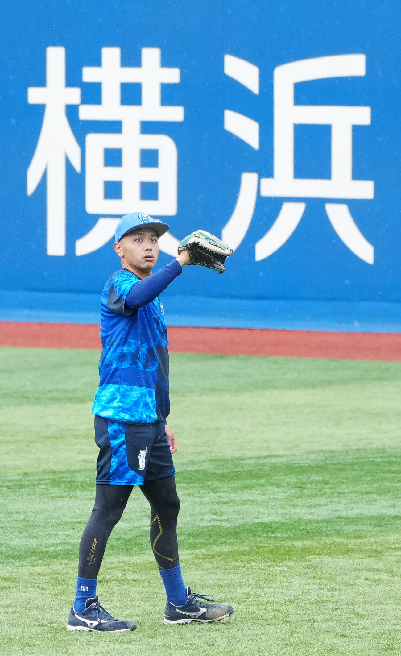 試合前練習でキャッチボールするDeNA石川（撮影・江口和貴）