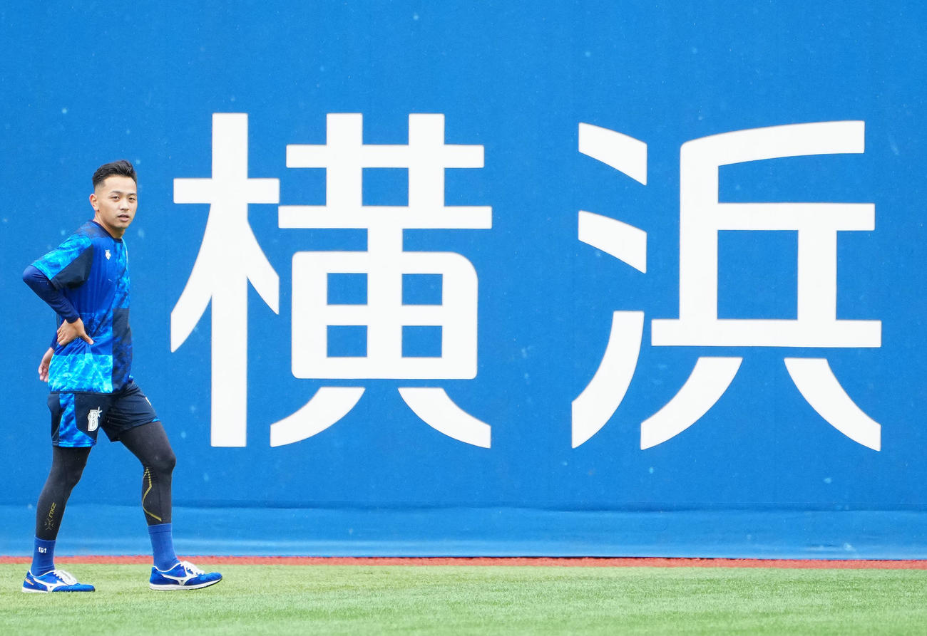 1軍昇格し、試合前練習に臨むDeNA石川（撮影・江口和貴）
