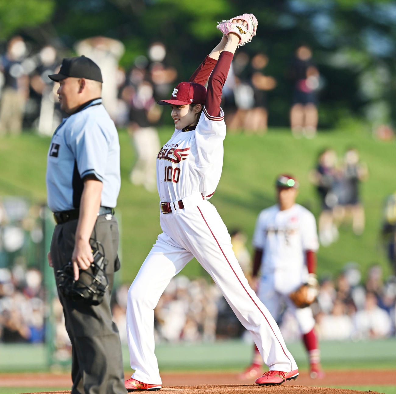 始球式で大きく振りかぶる王林（撮影・滝沢徹郎）