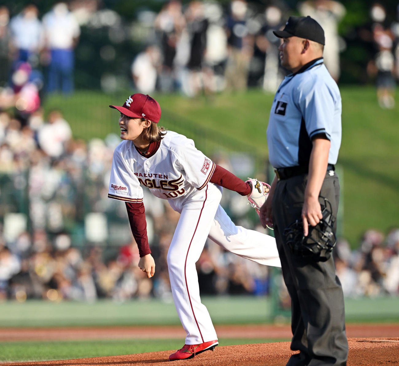 始球式でノーバウンド投球を披露した王林（撮影・滝沢徹郎）