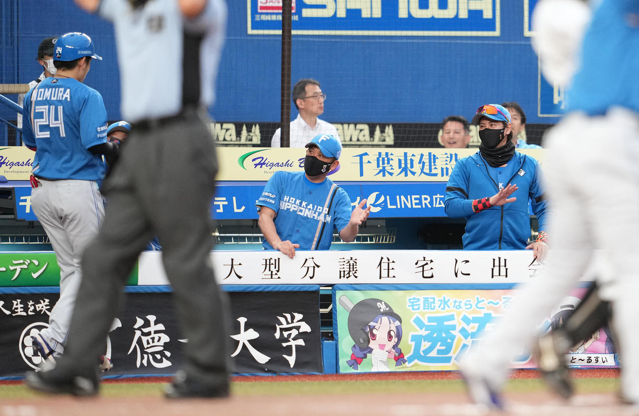 ロッテ対日本ハム　2回表日本ハム無死、先制左越えソロ本塁打を放った野村（左）をを迎える新庄監督（右）（撮影・鈴木みどり）