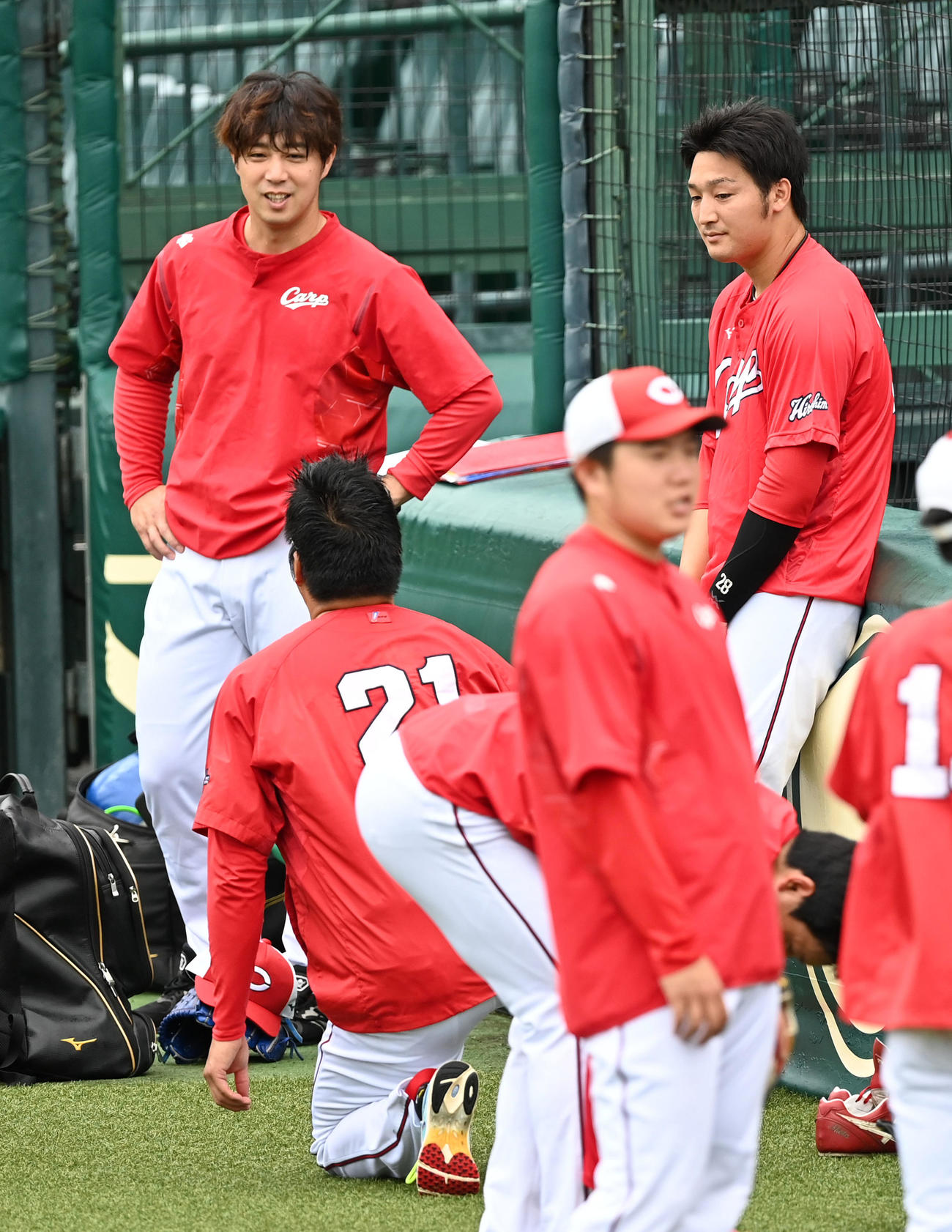 野村、中崎（左から）と話す床田（撮影・前岡正明）