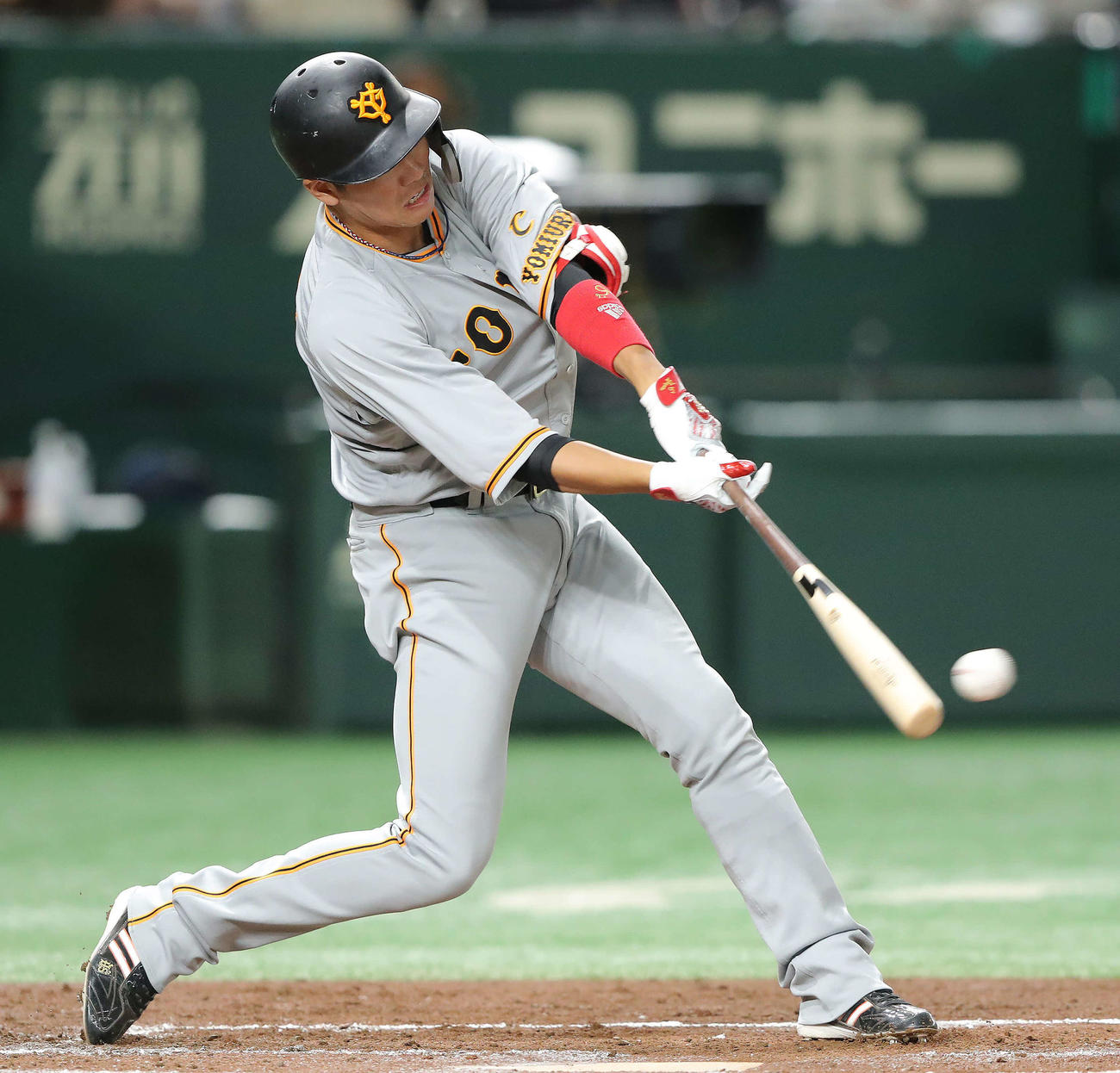 巨人対ヤクルト　1回裏巨人無死一、二塁、左前適時打を放つ坂本（撮影・河田真司）