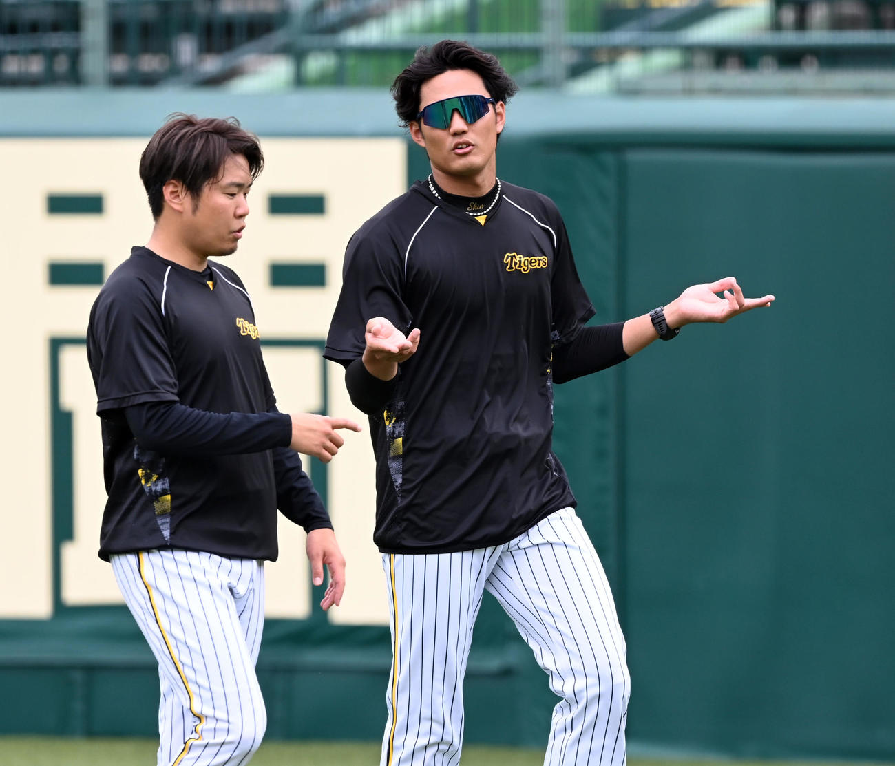 練習で話をする西勇（左）と藤浪（撮影・前岡正明）