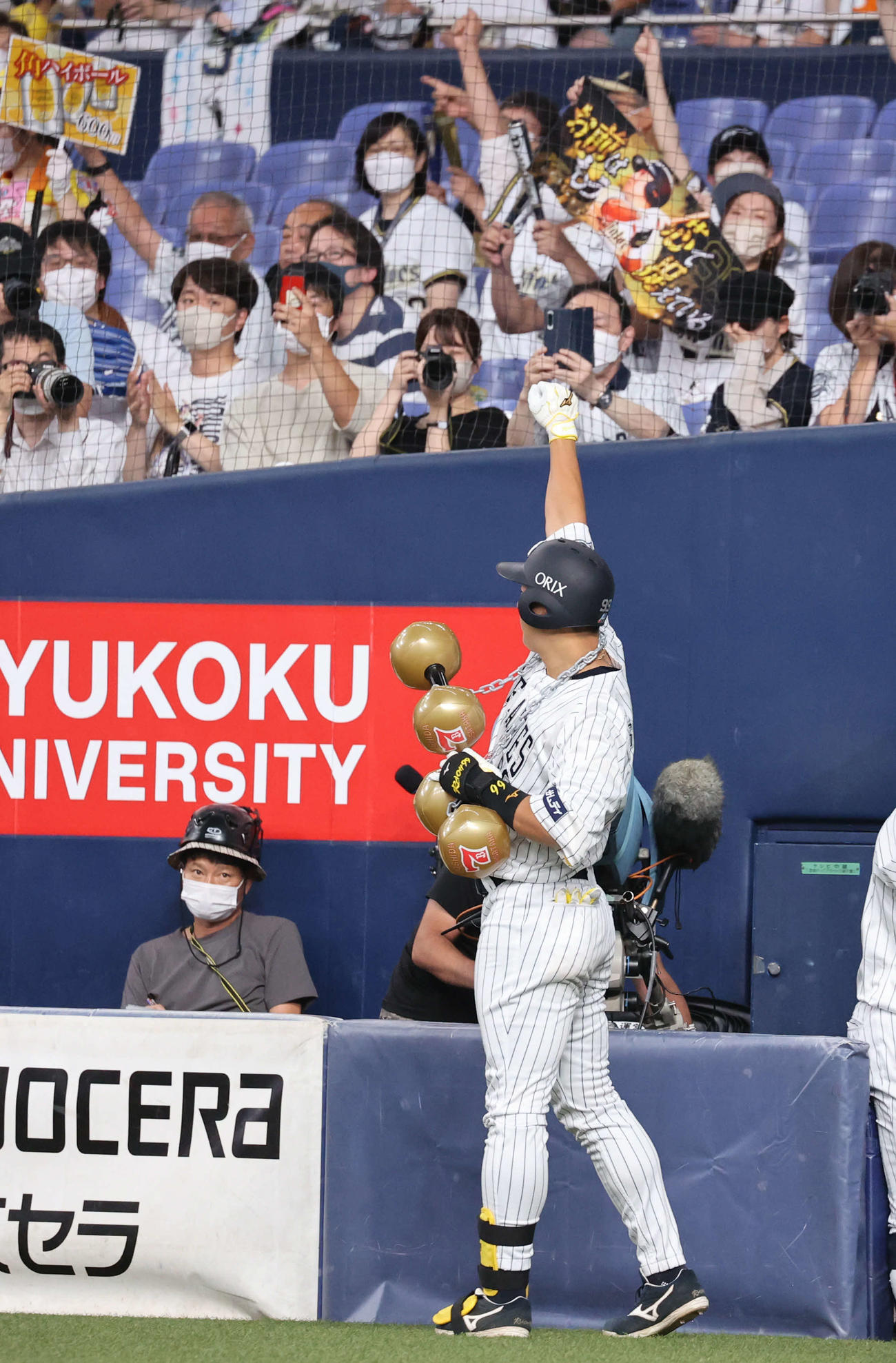 オリックス対西武　2回裏オリックス2死、杉本裕太郎は先制ソロ本塁打を放ちファンとともに昇天ポーズ（撮影・渦原淳）