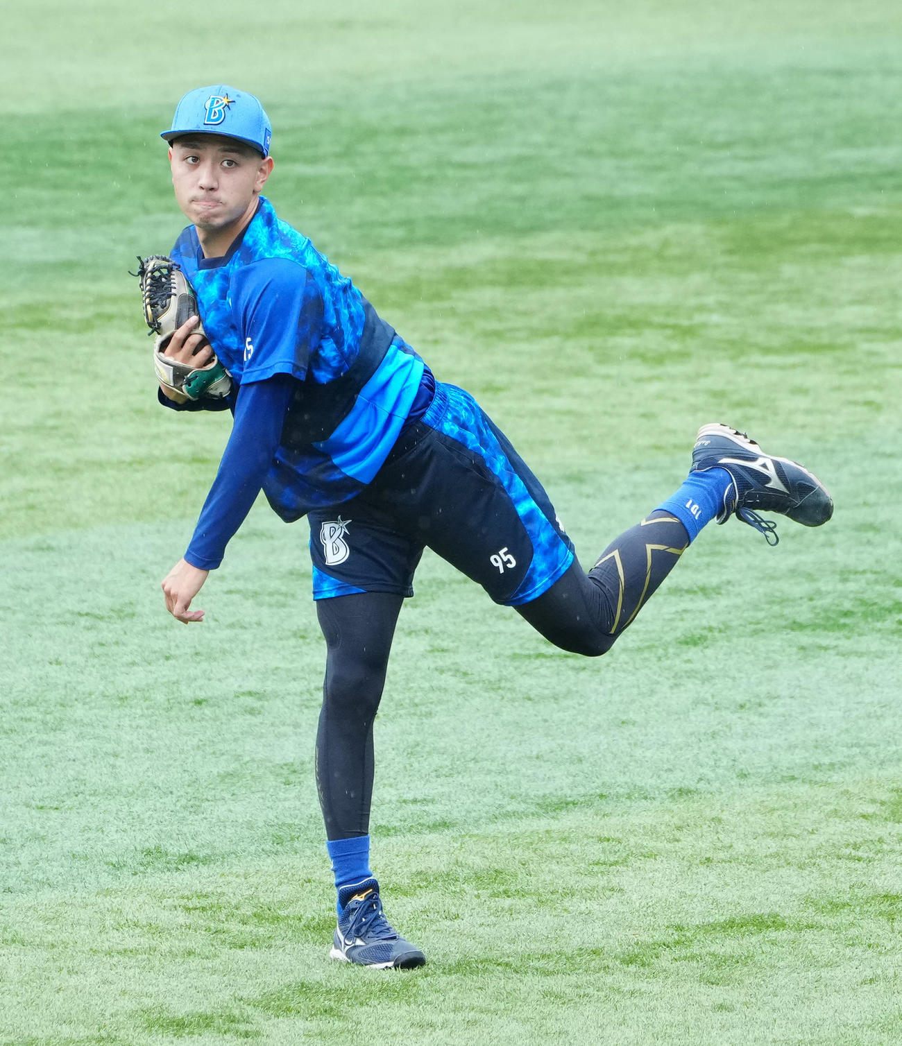 DeNA対中日　試合前練習でキャッチボールするDeNA石川（撮影・江口和貴）