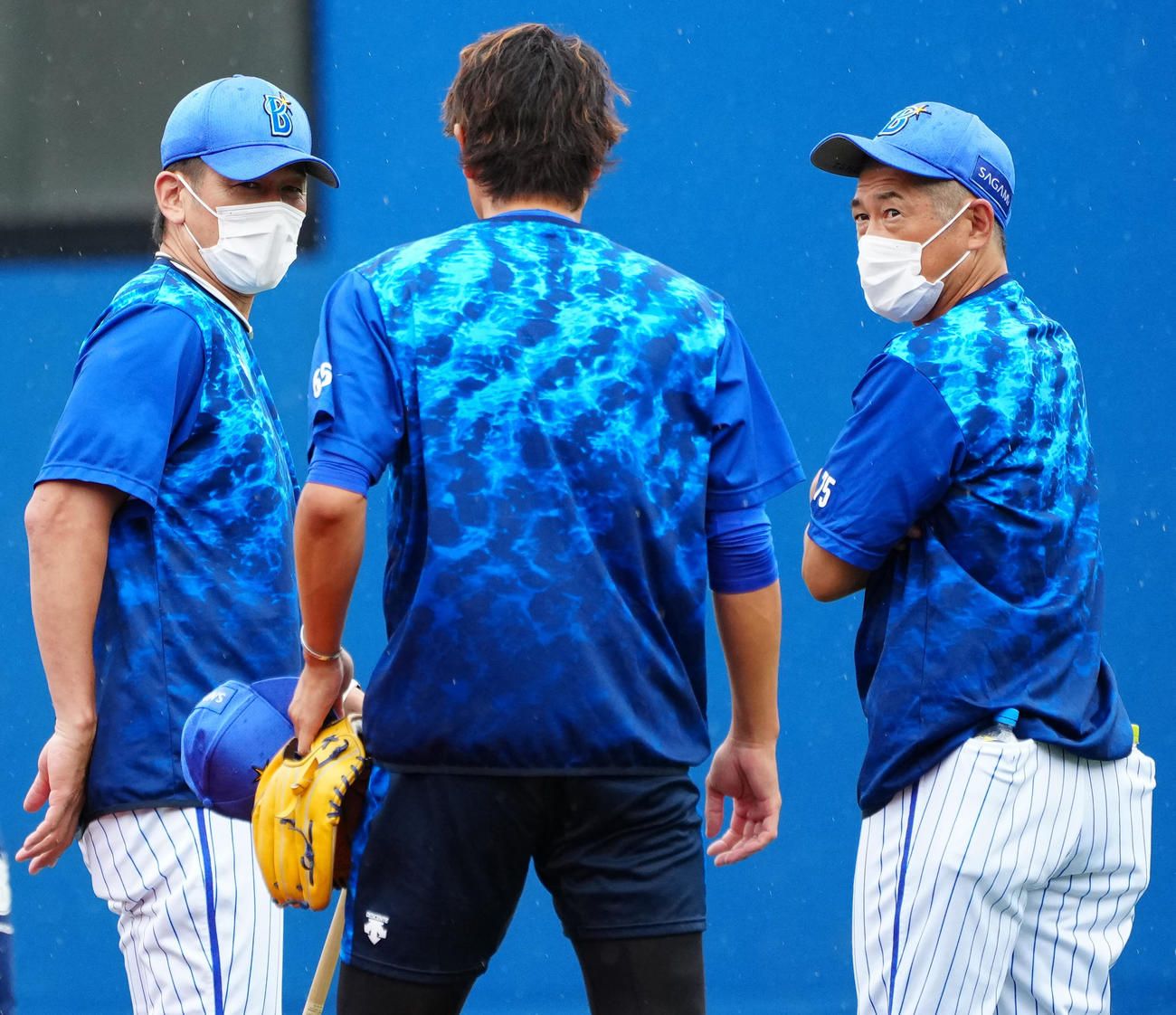 DeNA対中日　試合前、DeNA宮国（中央）からあいさつを受ける三浦監督（左）と石井野手総合コーチ（撮影・江口和貴）