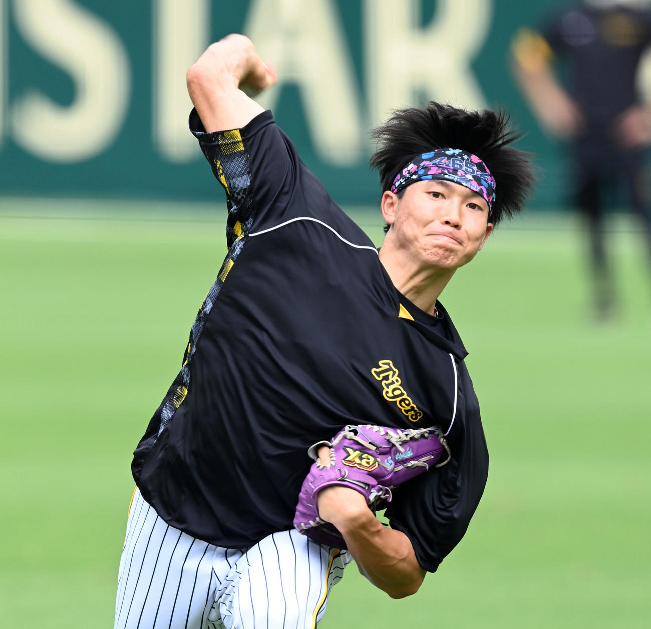 力強いキャッチボールを行う湯浅（撮影・前岡正明）