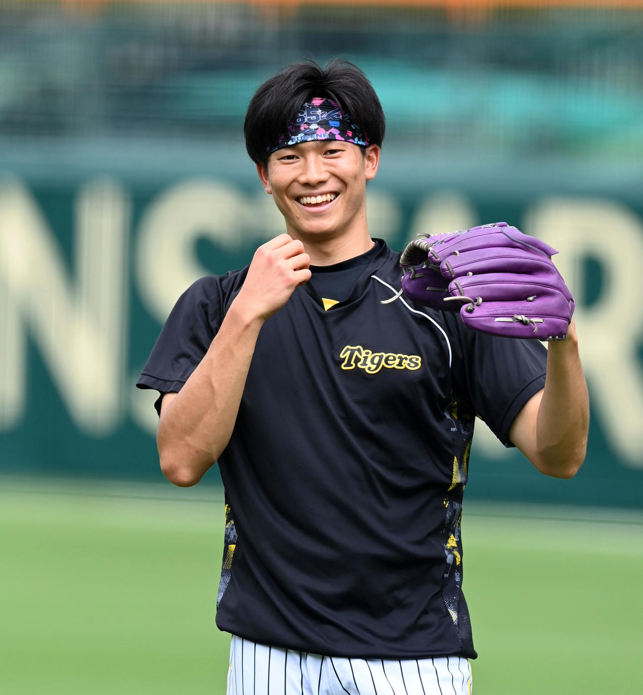笑顔でキャッチボールを行う湯浅（撮影・前岡正明）
