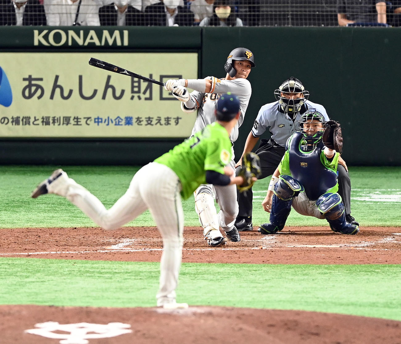巨人対ヤクルト　4回裏巨人無死、左中間にソロ本塁打を放つ大城。投手高橋（撮影・たえ見朱実）