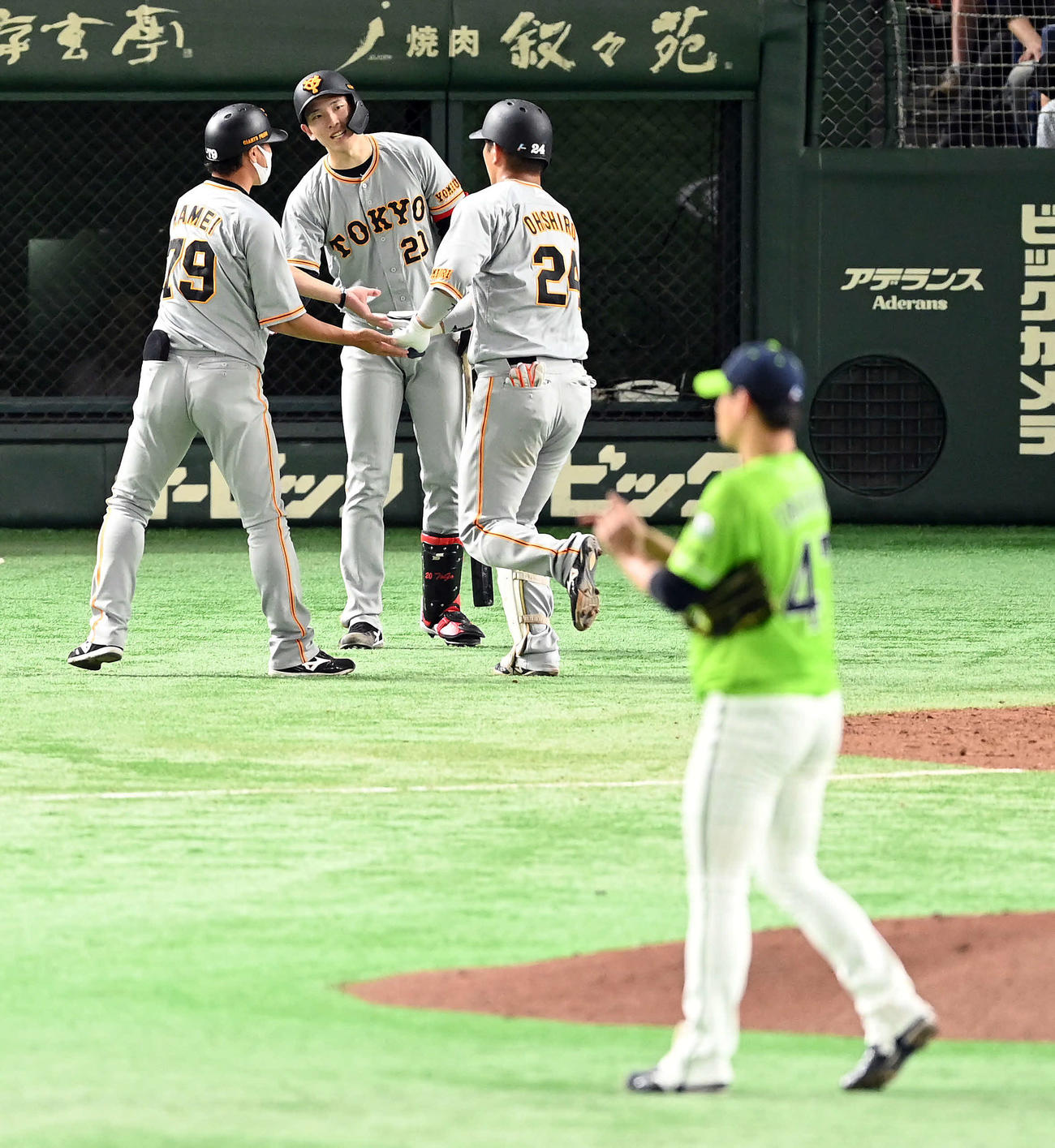 巨人対ヤクルト　4回裏巨人無死、高橋からソロ本塁打を放った大城を迎える戸郷（撮影・たえ見朱実）