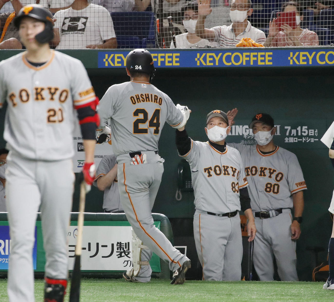 4回、本塁打を放った大城を迎える巨人原監督（共同）