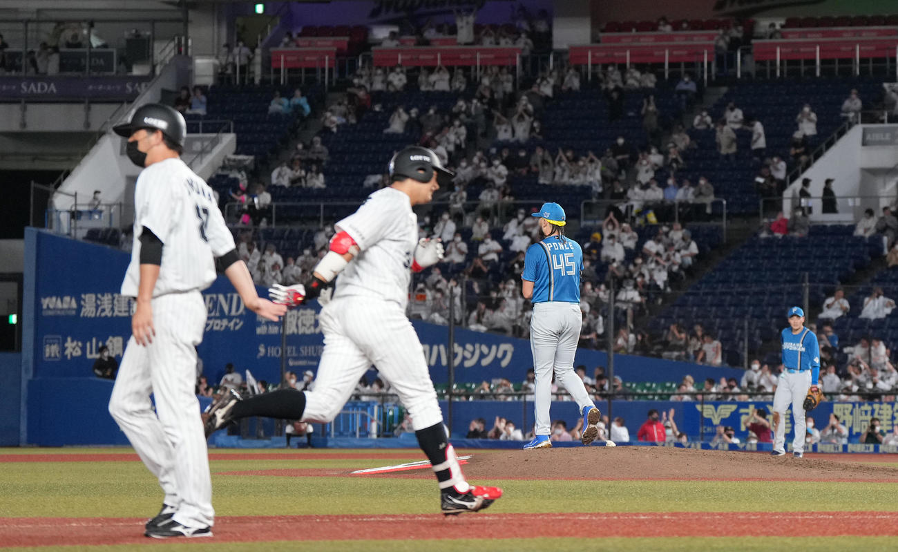 ロッテ対日本ハム　7回裏ロッテ無死、佐藤都（左から2人目）に同点ソロ本塁打を打たれ、肩を落とすポンセ（右から2人目）（撮影・菅敏）