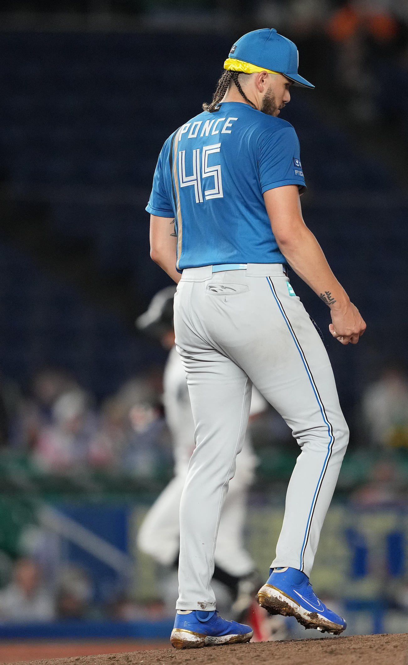 ロッテ対日本ハム　7回裏ロッテ無死、佐藤都に右越えソロ本塁打を浴び、うつむくポンセ（撮影・鈴木みどり）