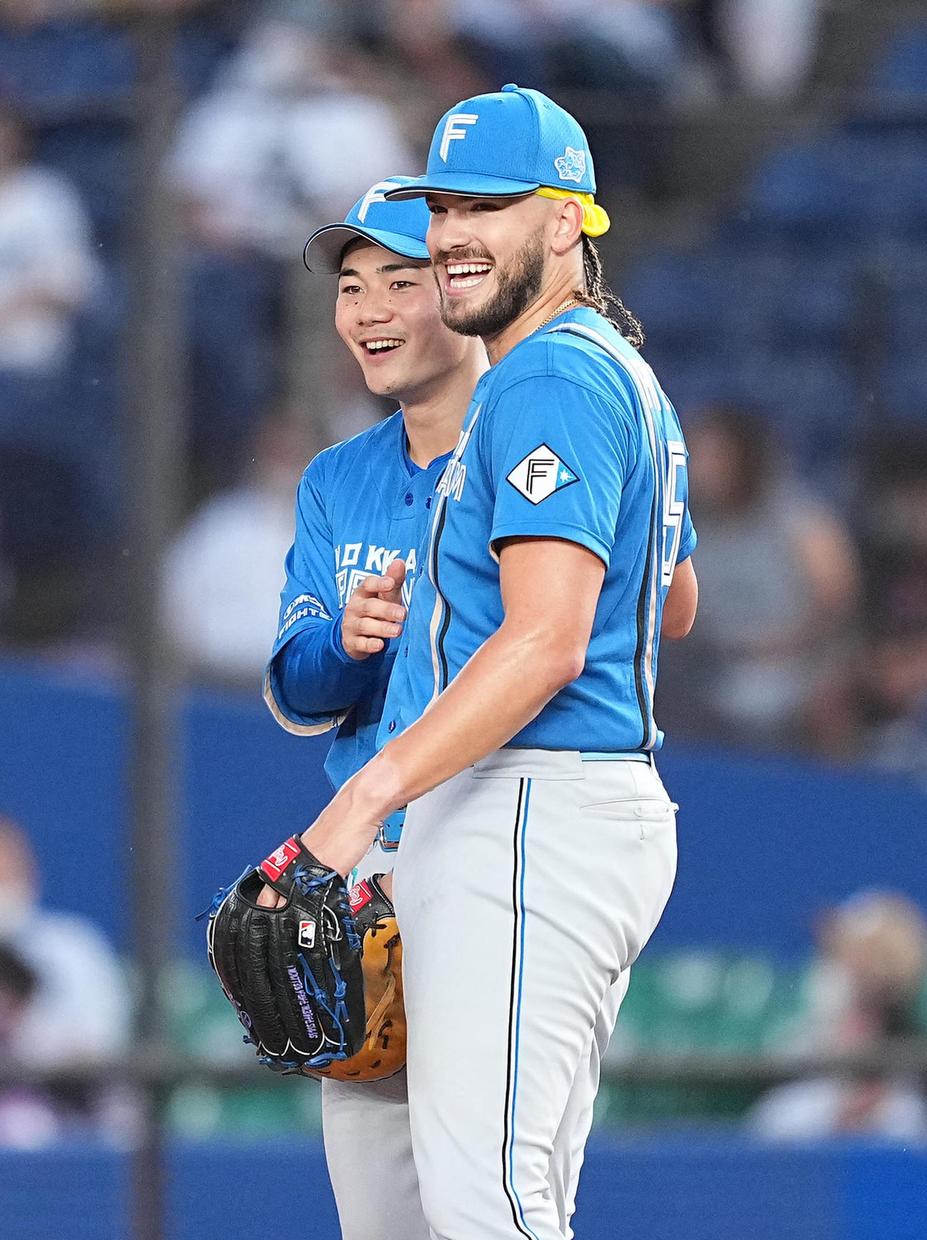 ロッテ対日本ハム　2回裏ロッテ1死、佐藤都を一ゴロに仕留め、清宮（左）と笑顔で話すポンセ（撮影・菅敏）