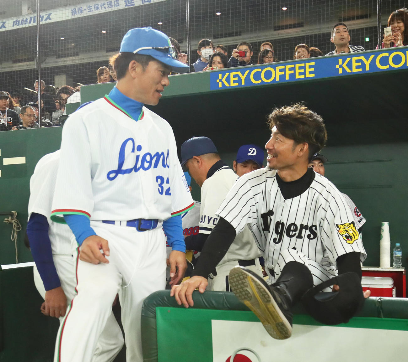 名球会ベースボールフェスティバル2018、全セ対全パの試合前、談笑する全パ松井稼頭央氏（左）と阪神鳥谷敬