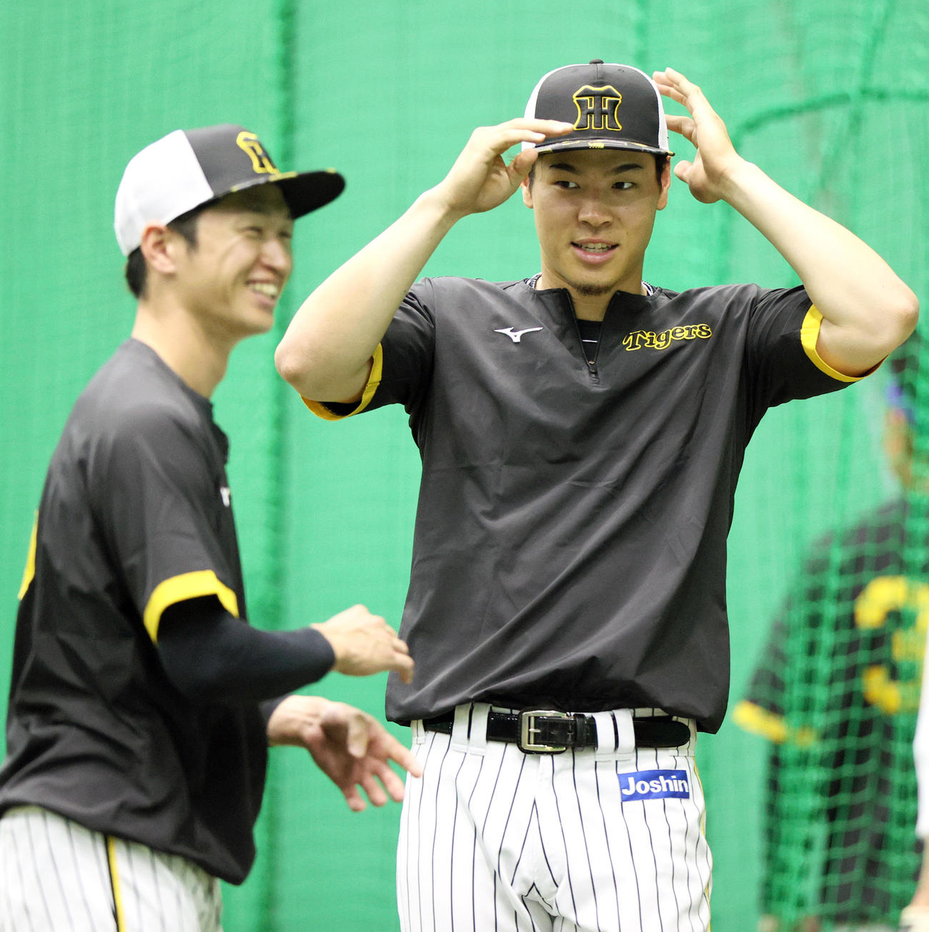 室内でリラックスした表情の阪神近本（左）と佐藤輝（撮影・上山淳一）