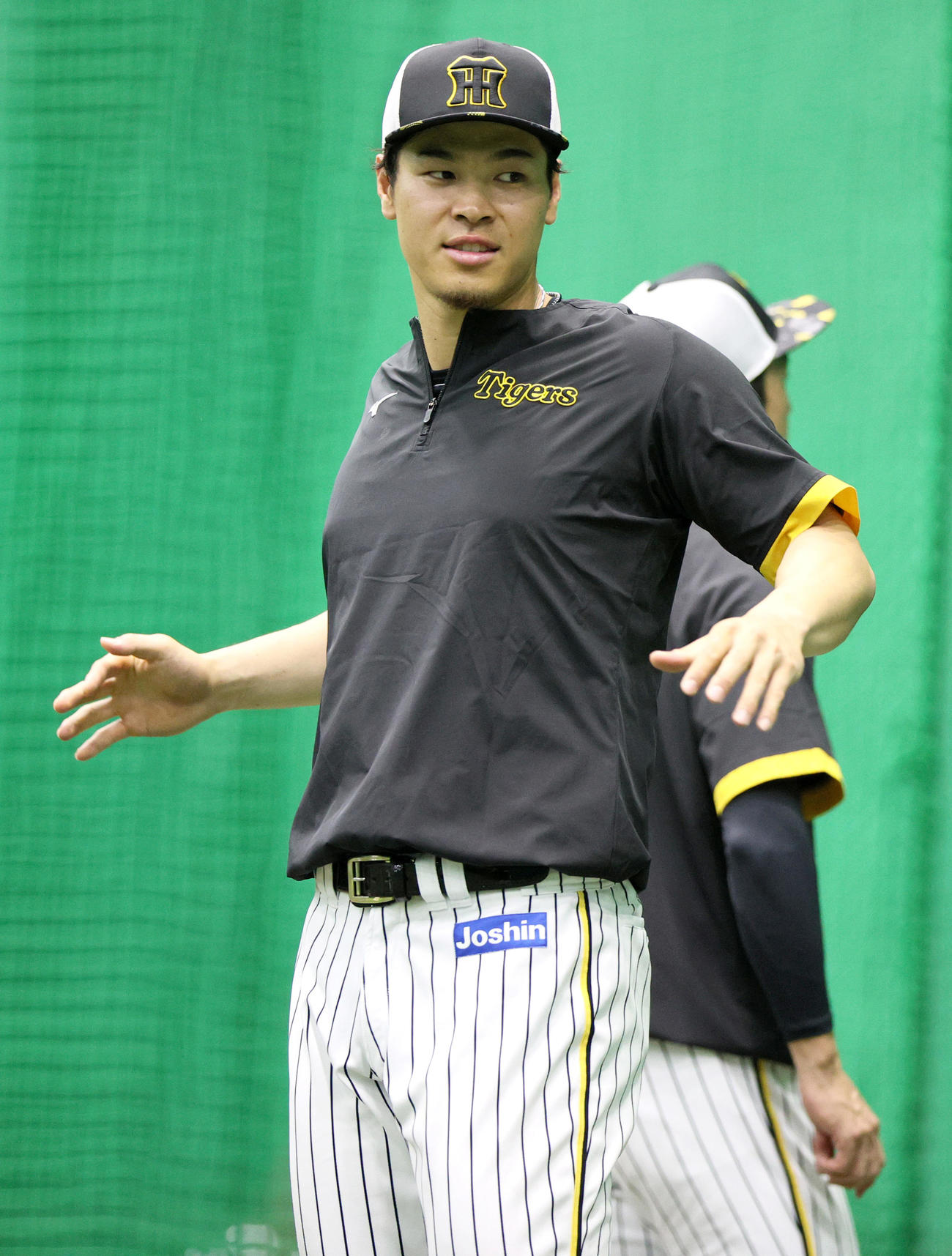 室内でリラックスした表情の阪神佐藤輝（撮影・上山淳一）