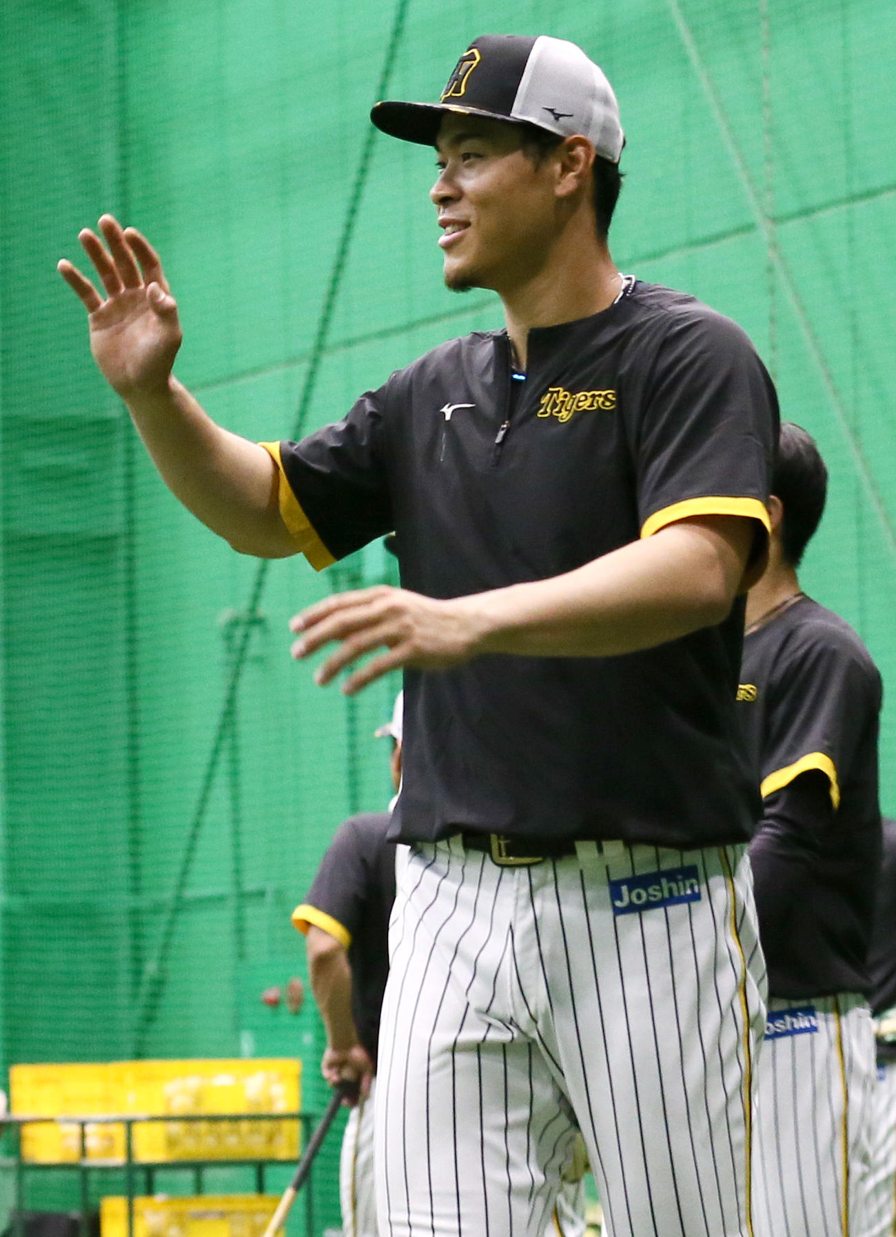 阪神対広島　室内で笑顔を見せる阪神佐藤輝（撮影・上山淳一）