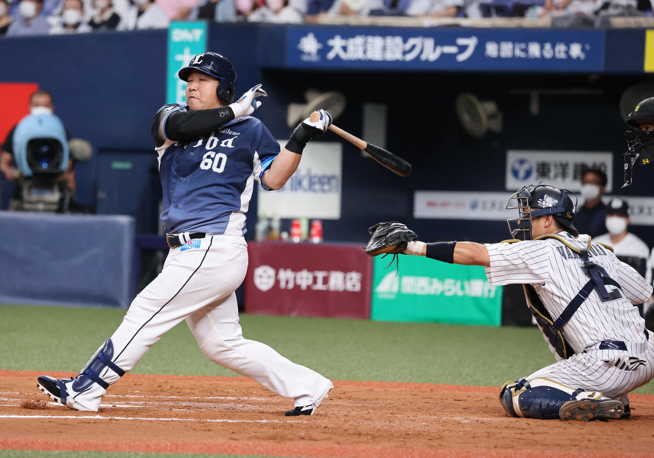 8回表西武2死二塁、空振り三振に倒れる中村（撮影・渦原淳）
