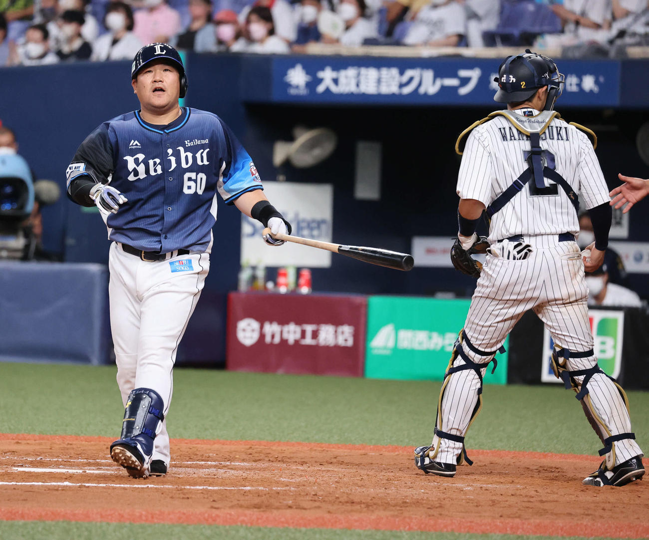 8回表西武2死二塁、空振り三振に倒れる中村（撮影・渦原淳）