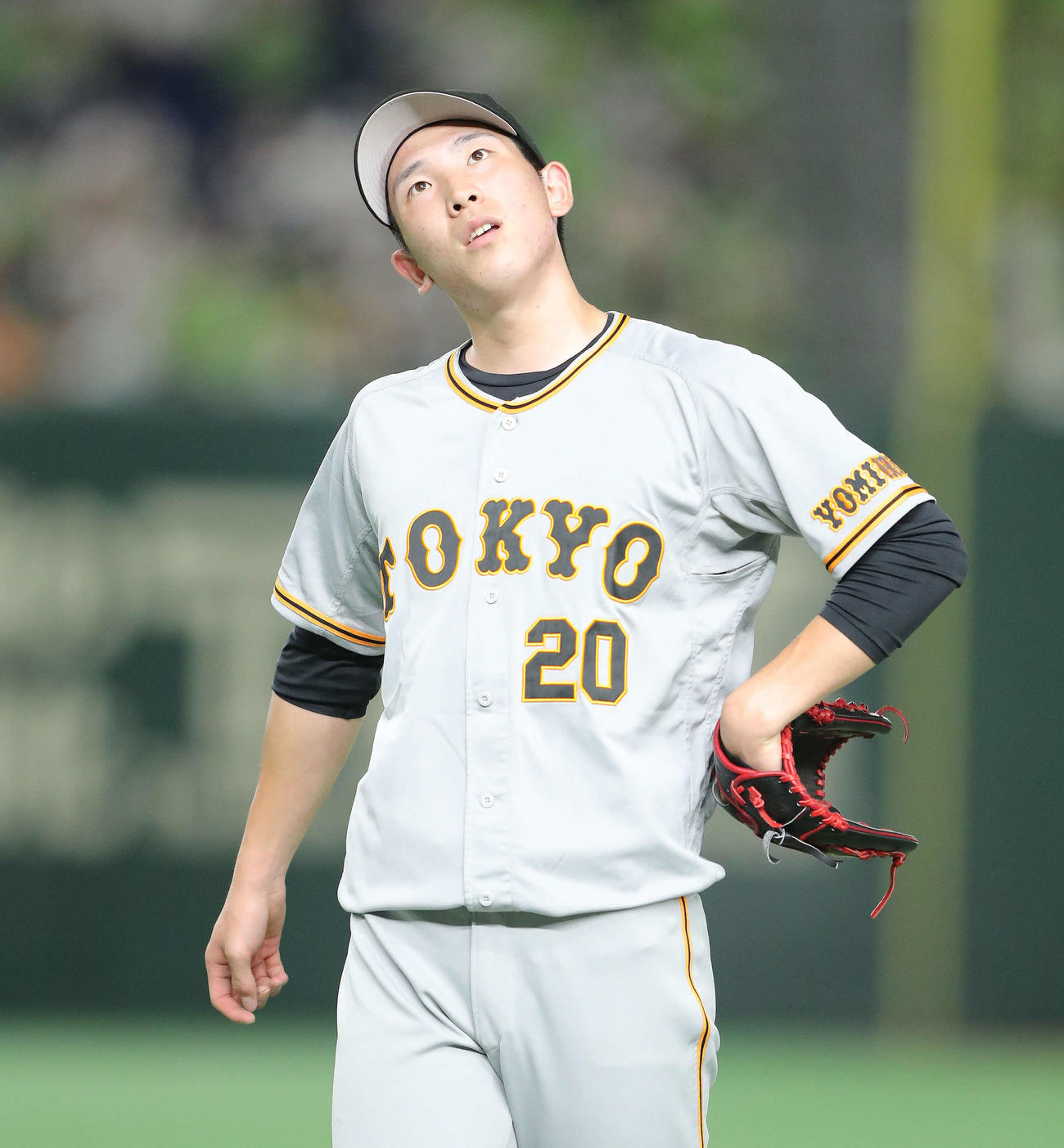 巨人対ヤクルト　2回表を抑え、首をかしげながらベンチに戻る戸郷（撮影・河田真司）