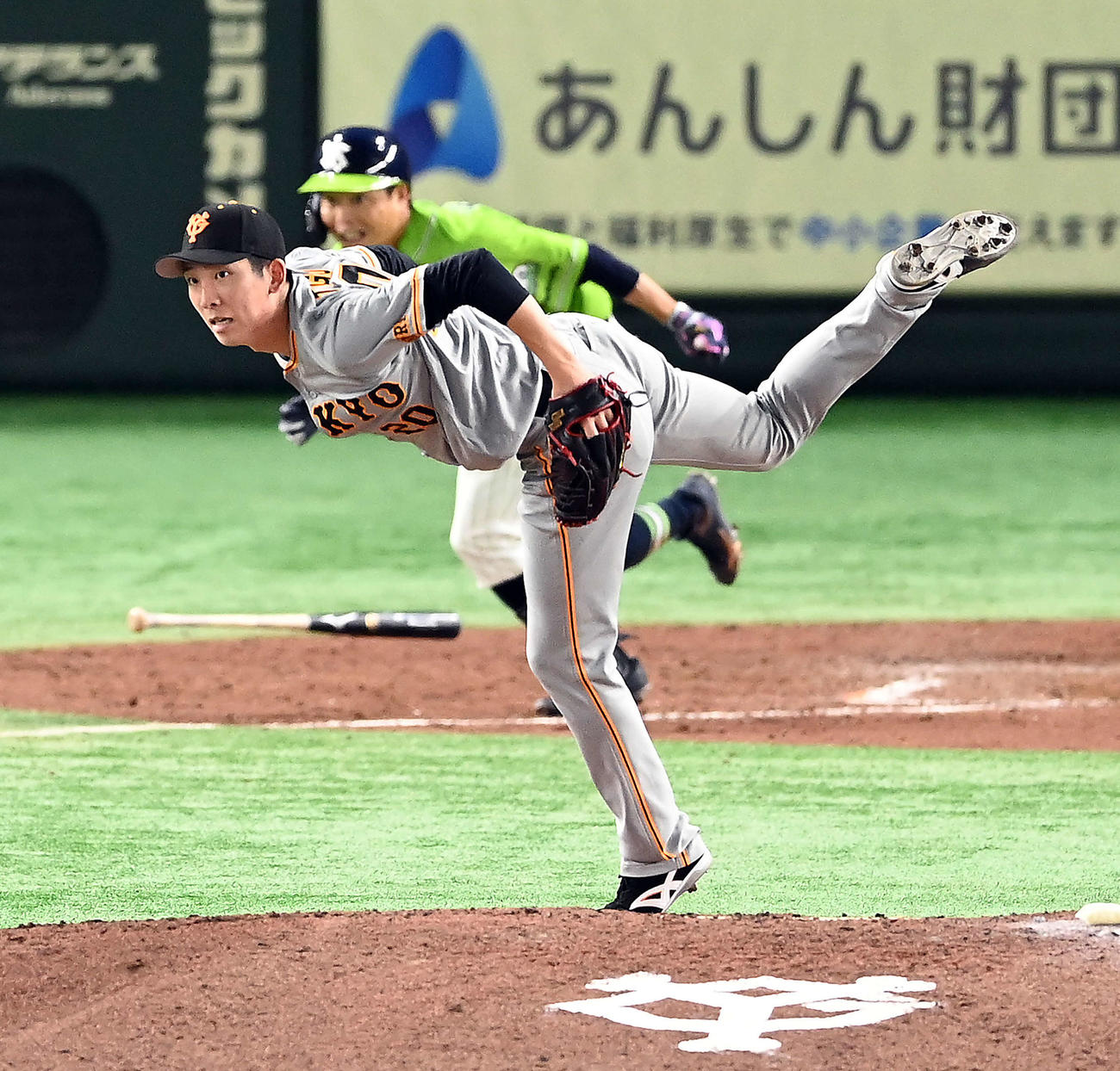 巨人対ヤクルト　5回表ヤクルト1死、山崎晃太朗を二ゴロに仕留める戸郷（撮影・たえ見朱実）